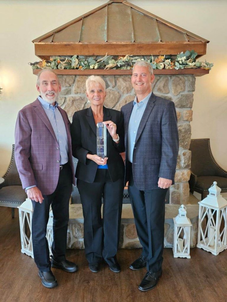 Award recipient Cathy Kut alongside Broker/Owners Doug Radford (left) and Kyle Poskitt (right) of Realty Executives Exceptional REALTORS